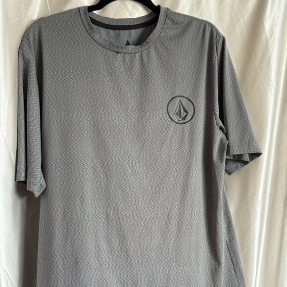 Volcom Men’s Gray Rash Guard Surf Shirt L Anti-UV 50+ SPF - Picture 1 of 4